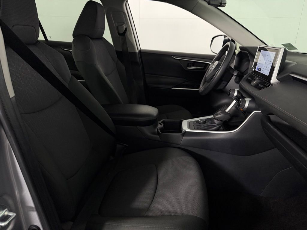Used 2025 Toyota RAV4 XLE image 31