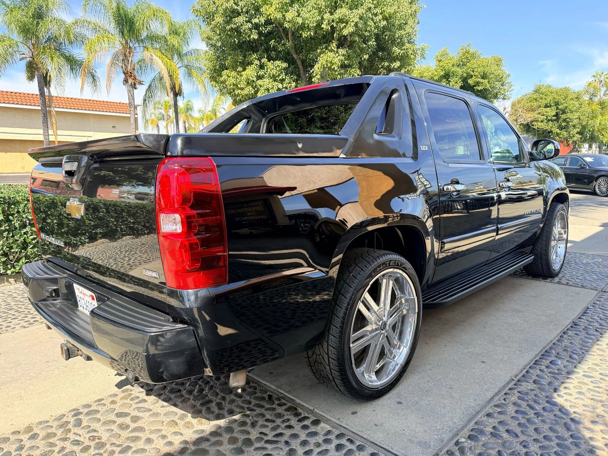 Used 2008 Chevrolet Avalanche LTZ w/ LTZ Preferred Equipment Group image 5
