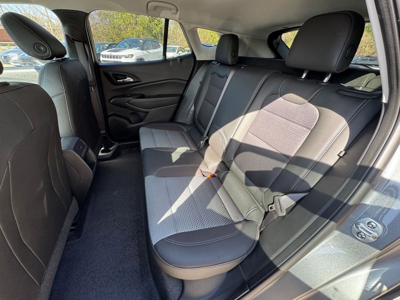 Used 2025 Chevrolet Trax LT w/ LT Convenience Package image 33