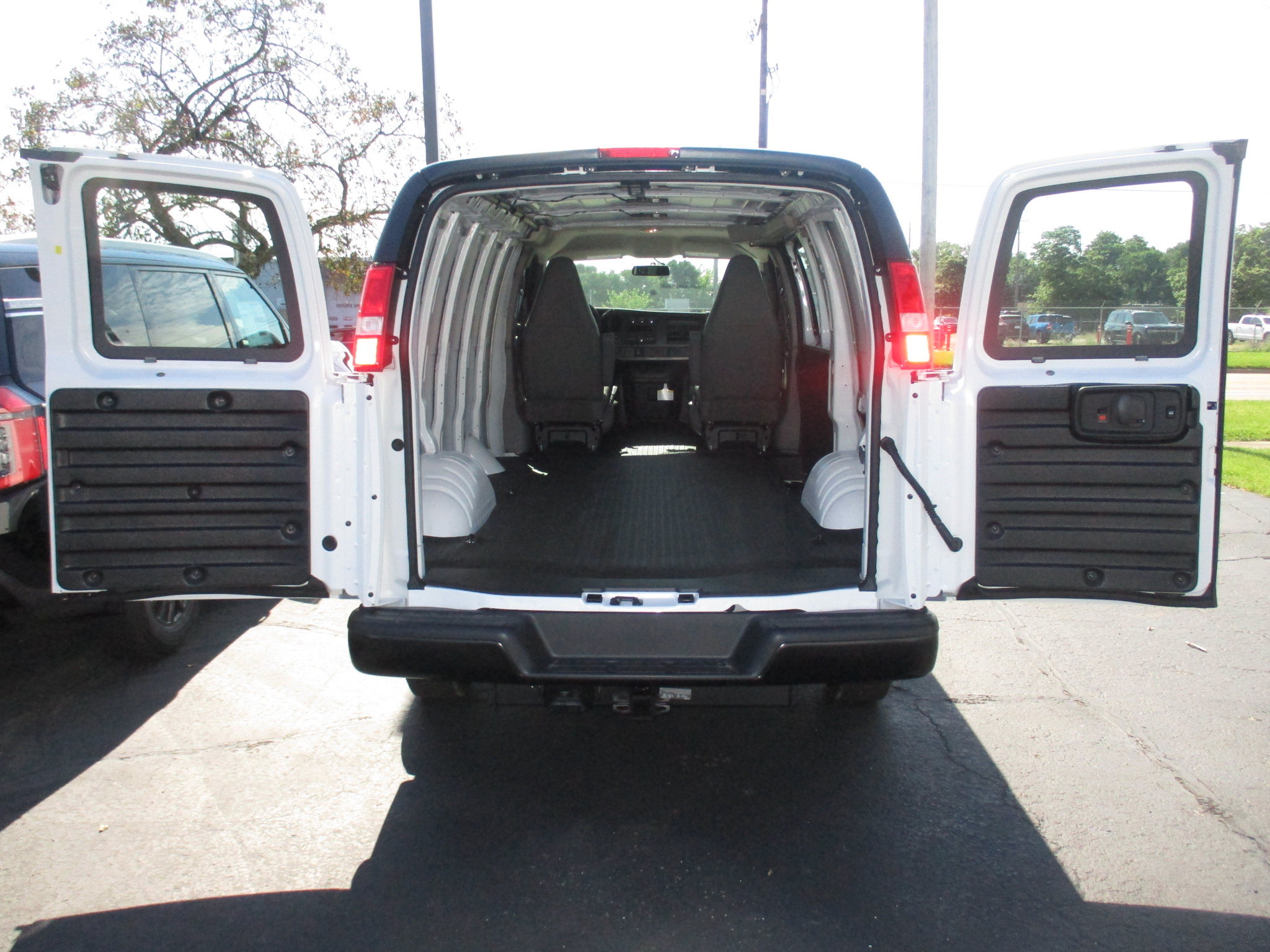 New 2026 GMC Savana 3500 w/ Driver Convenience Package RWD image 29