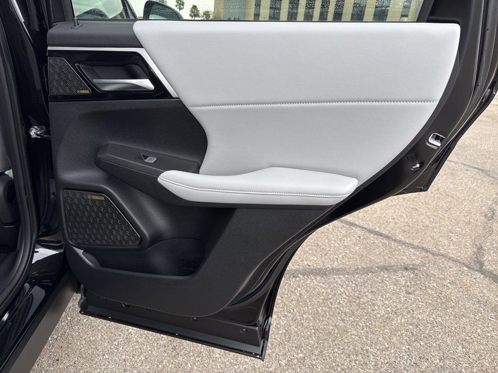 New 2025 Mitsubishi Outlander SE image 30