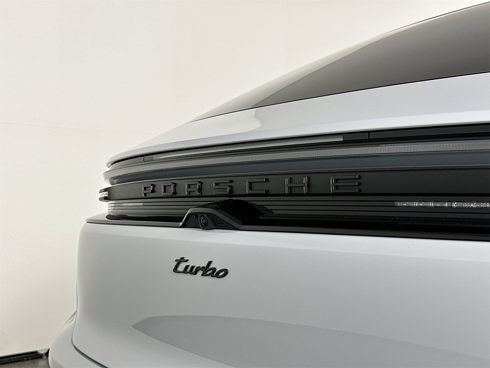 Certified 2025 Porsche Macan Turbo Electric image 17