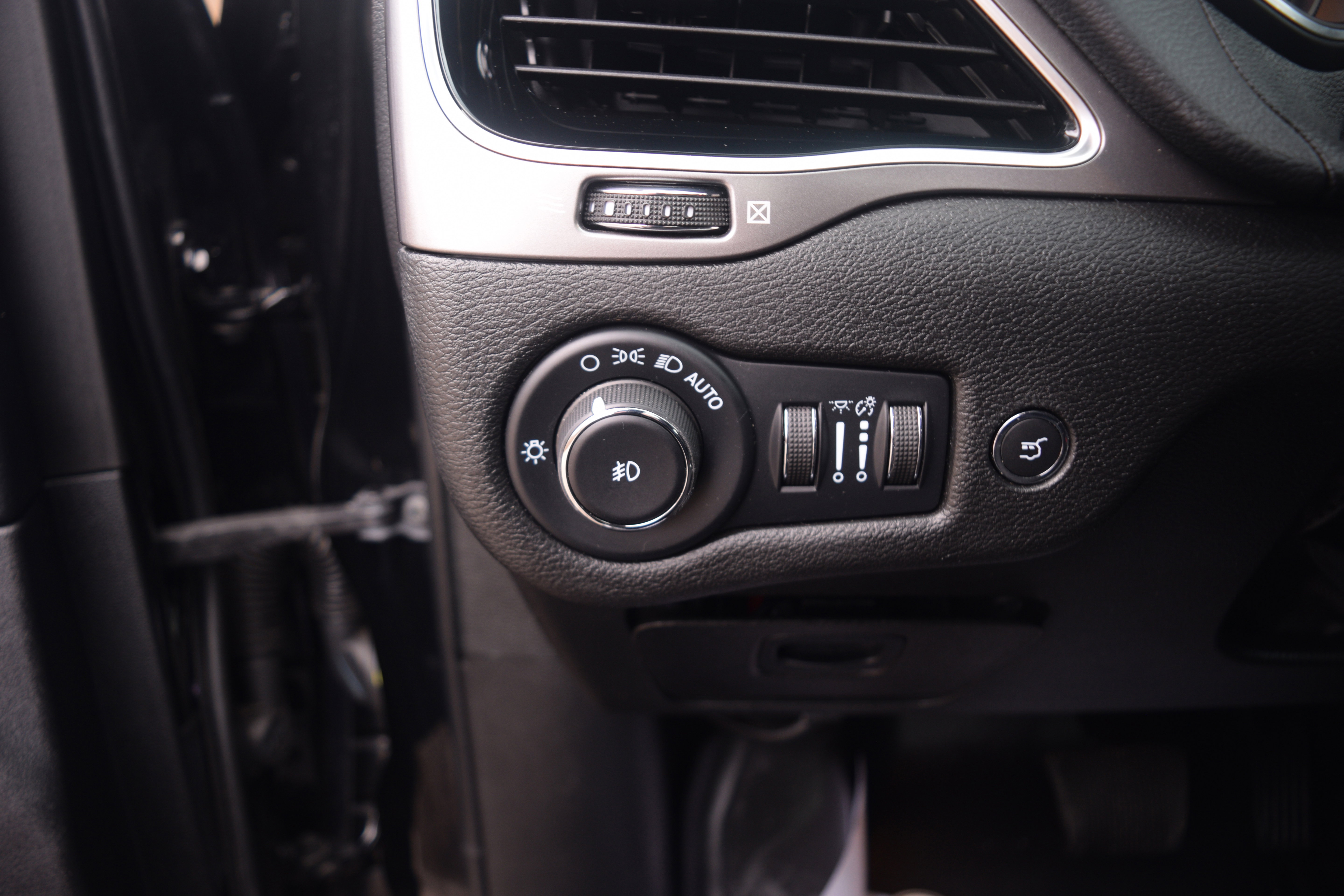 Used 2022 Jeep Cherokee Limited image 7