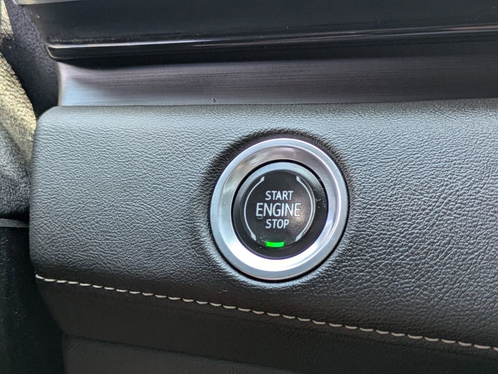 Used 2021 Cadillac Escalade Premium Luxury RWD image 33