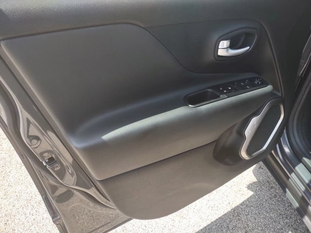 Used 2023 Jeep Renegade Latitude AWD/4WD image 10