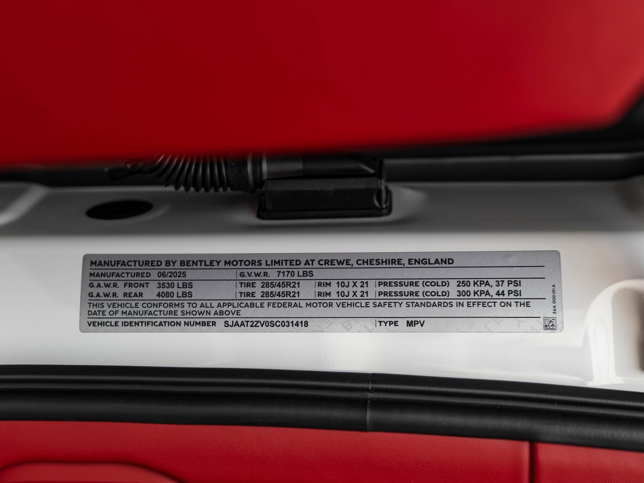 Used 2025 Bentley Bentayga V8 image 45