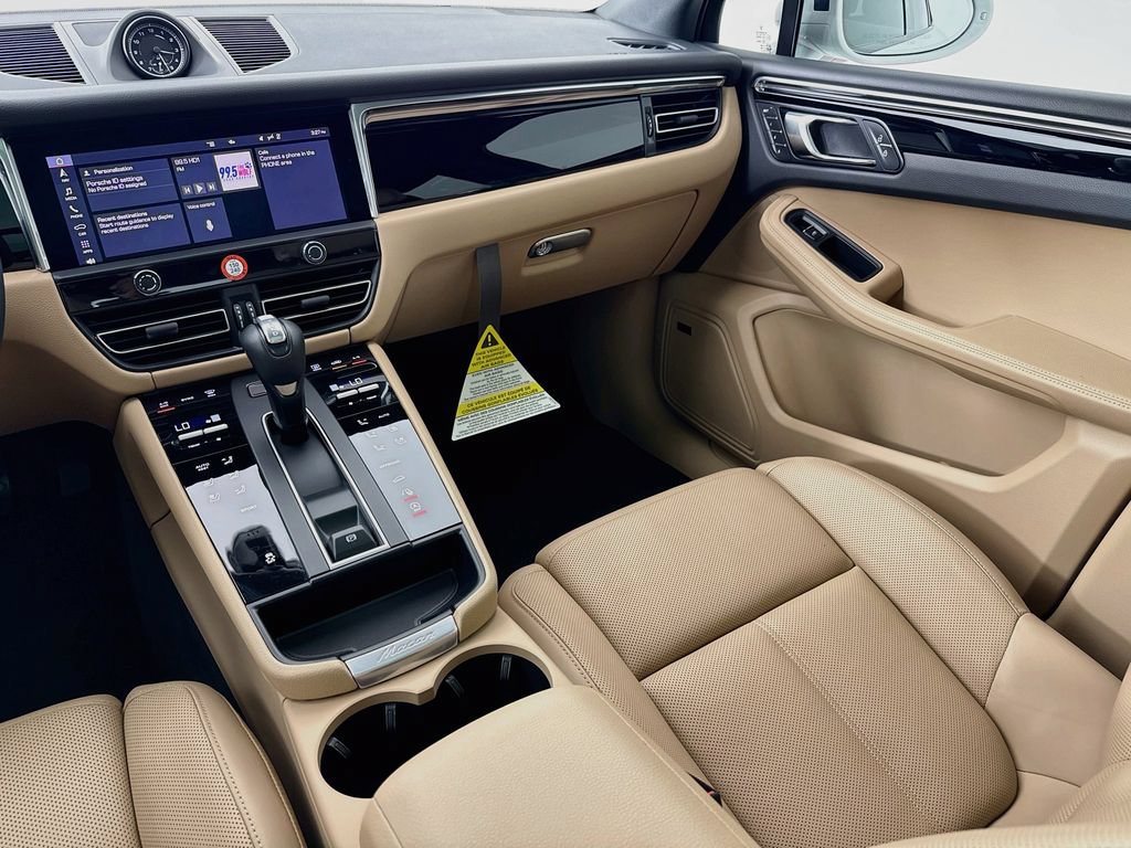 Certified 2025 Porsche Macan AWD/4WD image 26