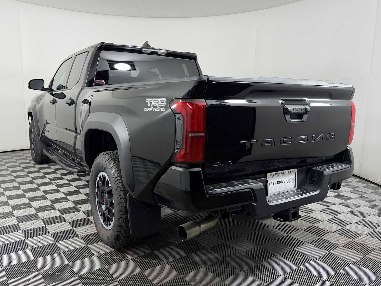 Used 2025 Toyota Tacoma TRD Off-Road AWD/4WD image 4