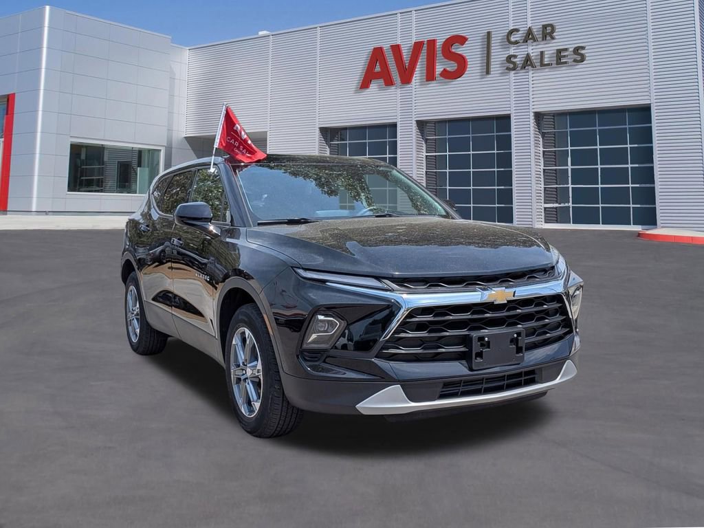 Used 2025 Chevrolet Blazer LT FWD image 3