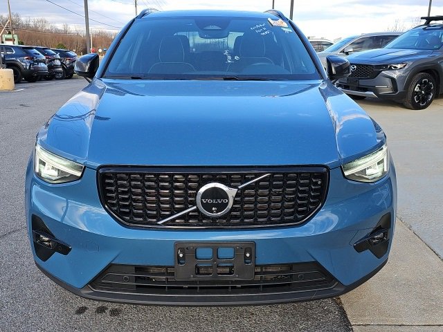 Used 2025 Volvo XC40 B5 Plus image 2