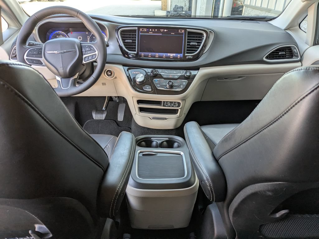 Used 2023 Chrysler Pacifica Touring-L FWD image 12