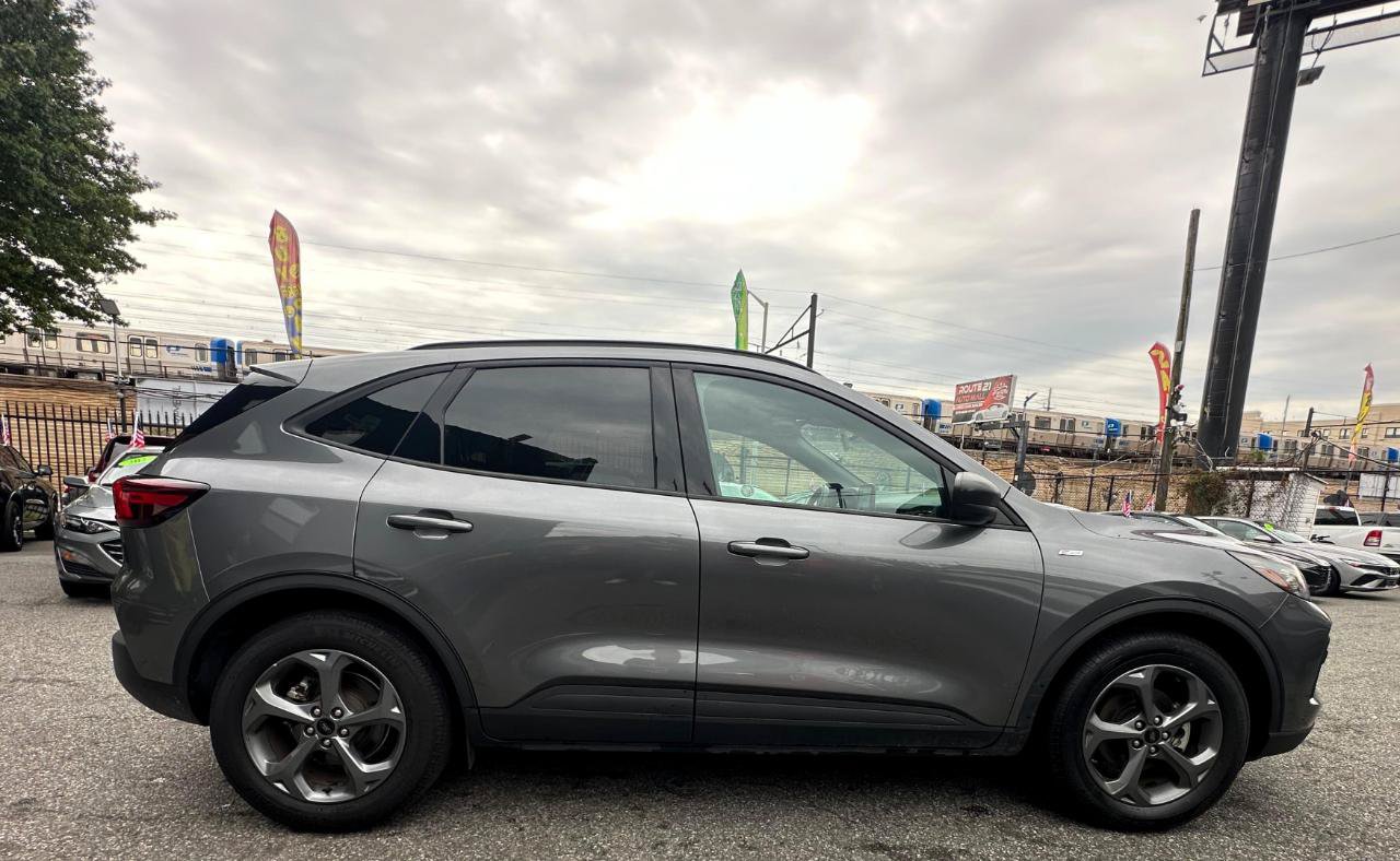 Used 2025 Ford Escape ST-Line FWD image 3