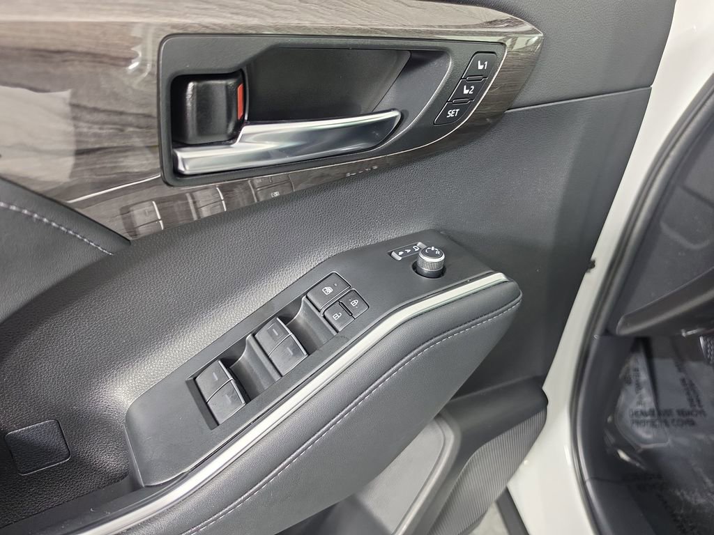 Used 2024 Toyota Highlander Limited FWD image 10