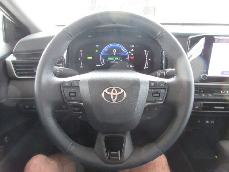 Used 2025 Toyota Camry LE w/ Convenience Package image 16