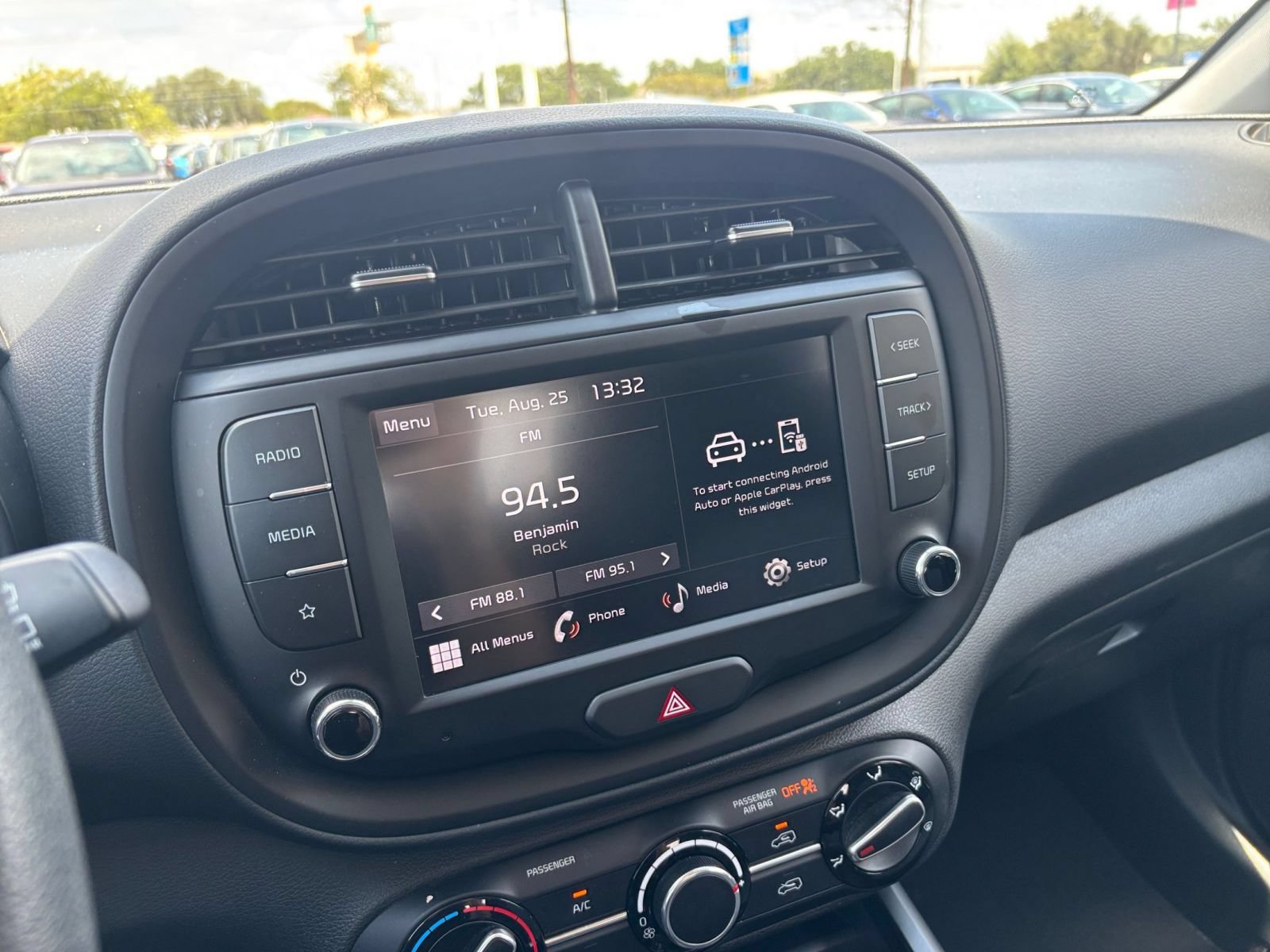 Used 2025 Kia Soul LX w/ LX Technology Package FWD image 16