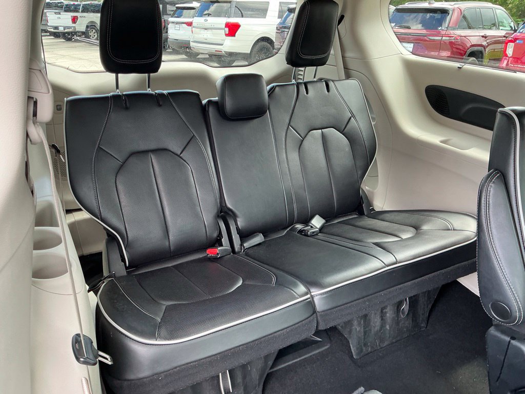 Used 2023 Chrysler Pacifica Limited FWD image 21