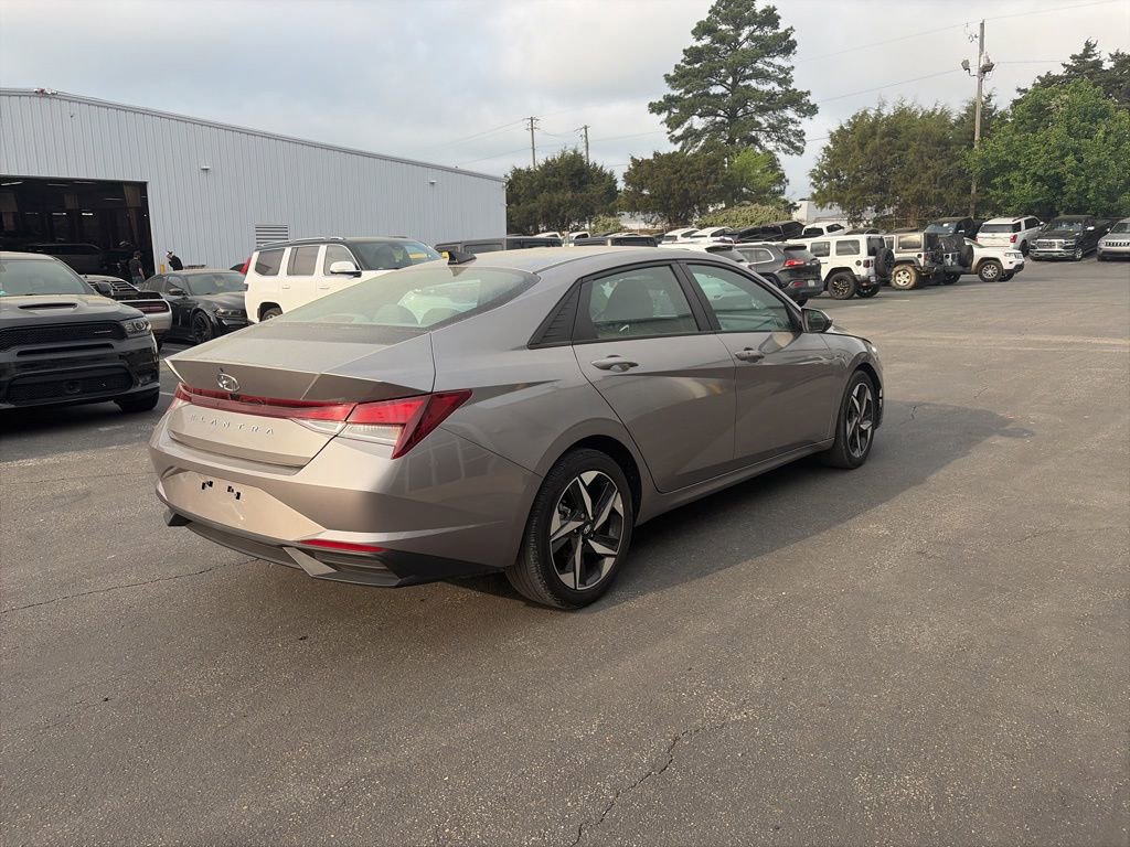 Used 2023 Hyundai Elantra SEL w/ Convenience Package image 7