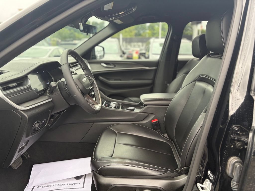 Used 2025 Jeep Grand Cherokee Limited AWD/4WD image 22