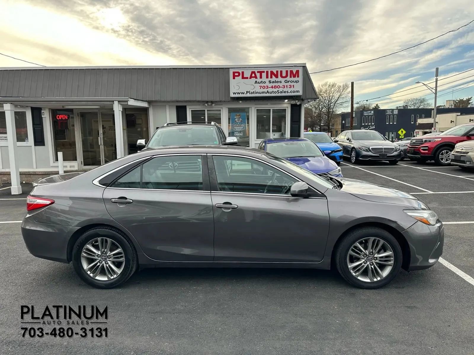 Used 2017 Toyota Camry SE image 2