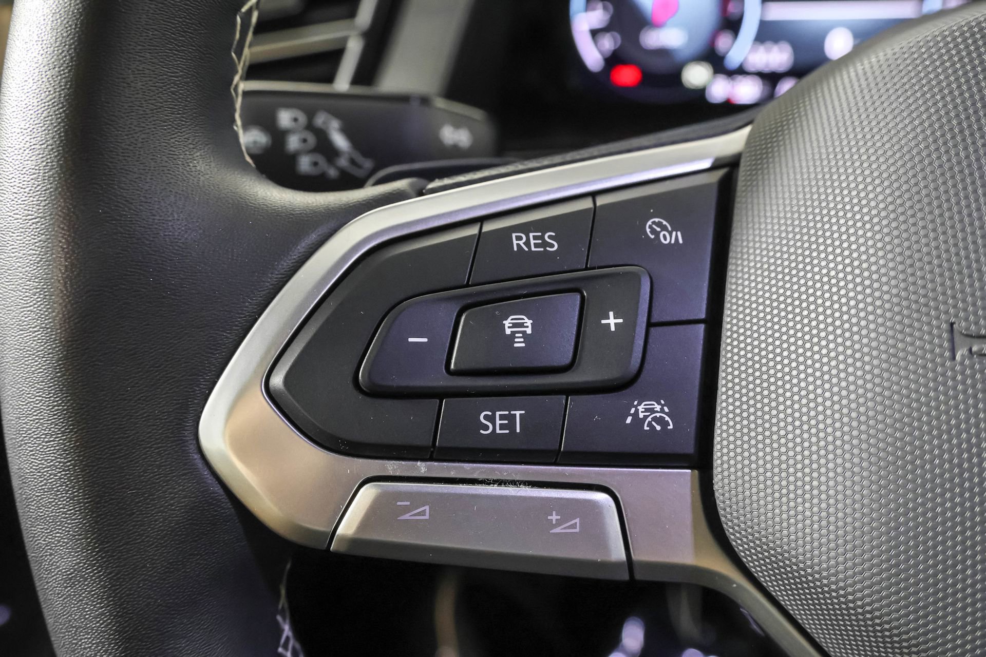 Used 2024 Volkswagen Atlas Cross Sport SE image 25