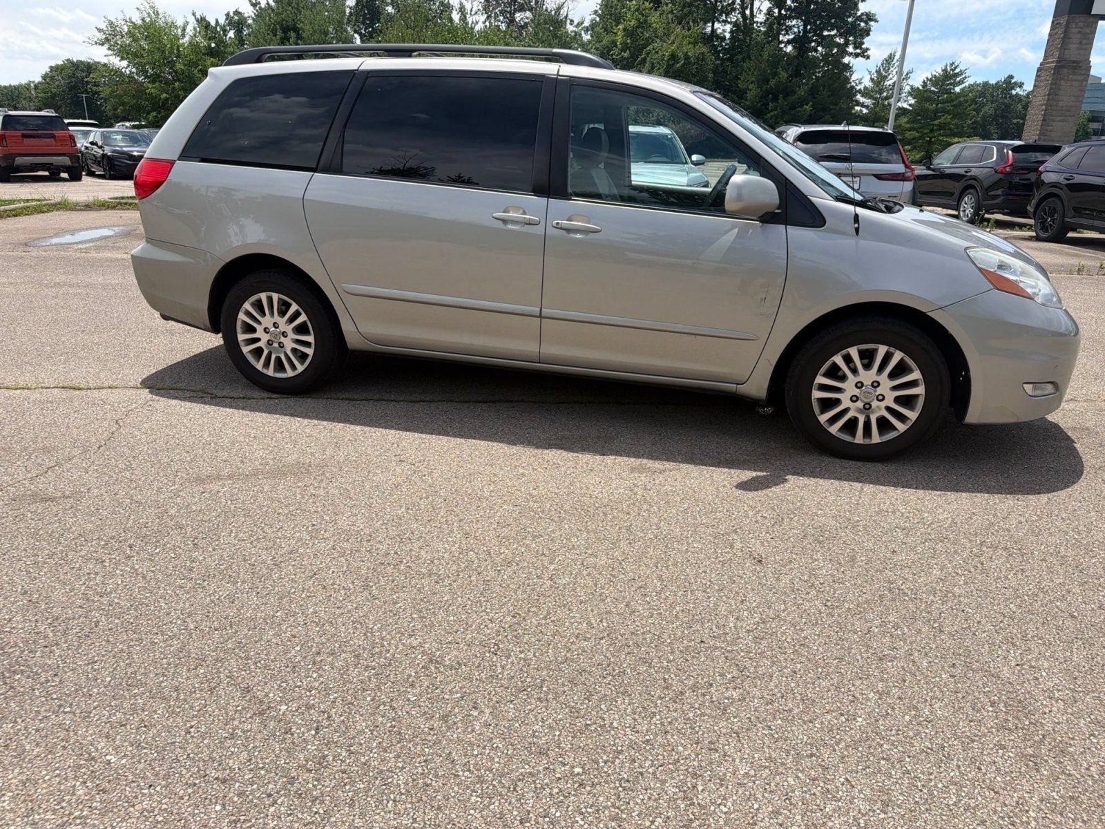 Used 2010 Toyota Sienna XLE FWD image 11