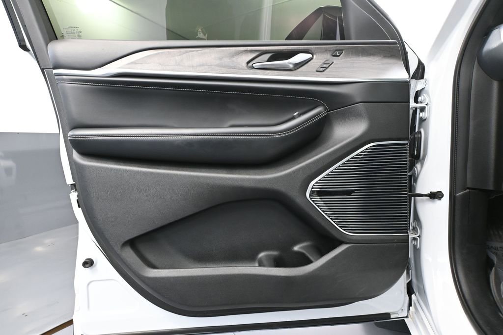 Used 2021 Jeep Grand Cherokee L Overland w/ Advanced Protech Group III image 21