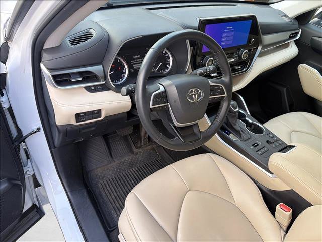 Used 2024 Toyota Highlander XLE AWD/4WD image 13