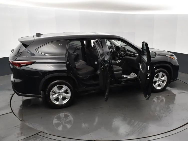 Used 2025 Toyota Highlander LE FWD image 6