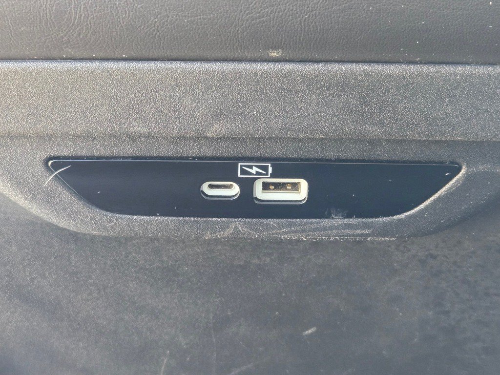 Used 2024 Chrysler Pacifica Limited FWD image 18