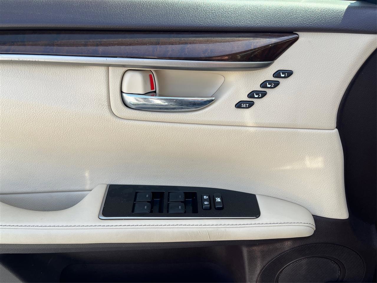 Used 2016 Lexus ES 350 w/ Luxury Package w/Wood Trim FWD image 20
