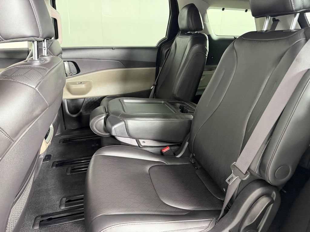 Used 2025 Kia Carnival EX FWD image 29