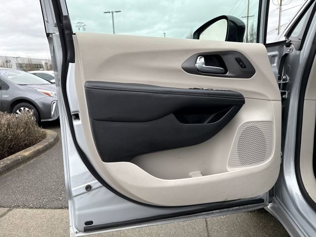 Used 2024 Chrysler Pacifica Touring-L image 18