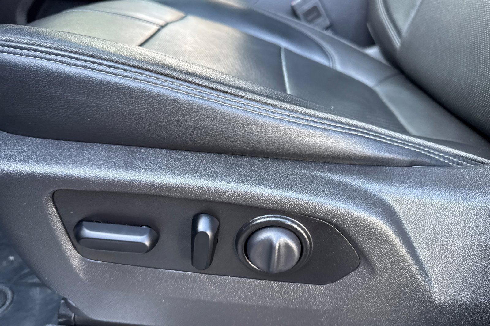 Used 2020 Chevrolet Silverado 1500 High Country w/ Technology Package image 12