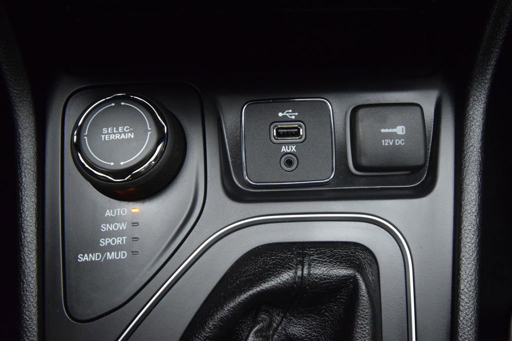 Used 2019 Jeep Cherokee Latitude Plus w/ Comfort/Convenience Group image 28