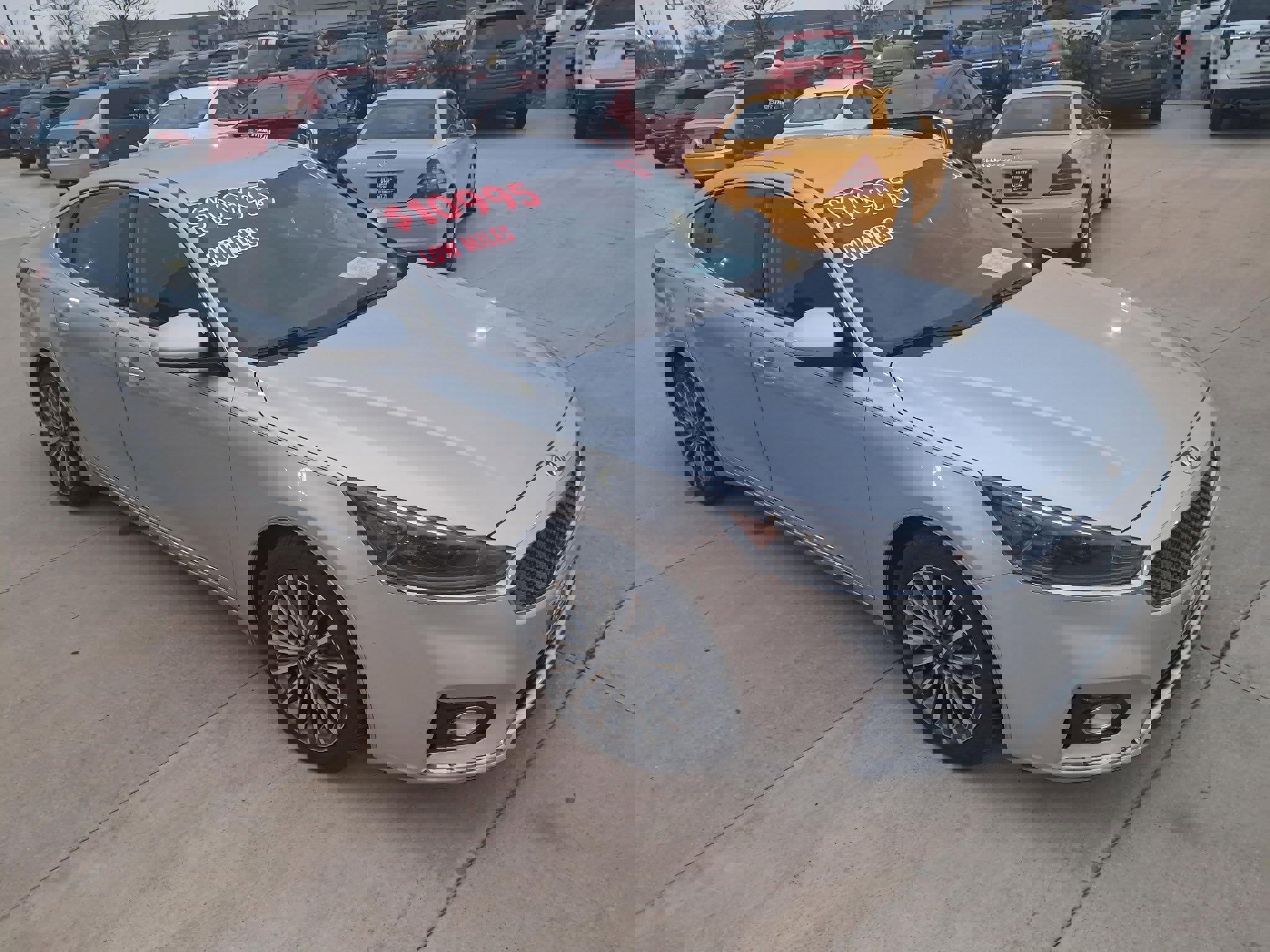 Used 2017 Kia Cadenza Premium image 2