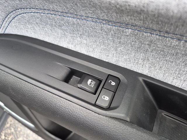 Used 2025 Jeep Compass Latitude w/ Sun & Sound Group AWD/4WD image 30