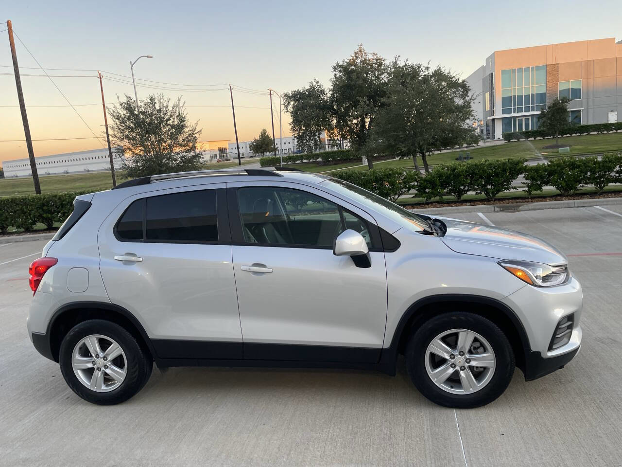 Used 2022 Chevrolet Trax LT w/ LT Convenience Package image 8