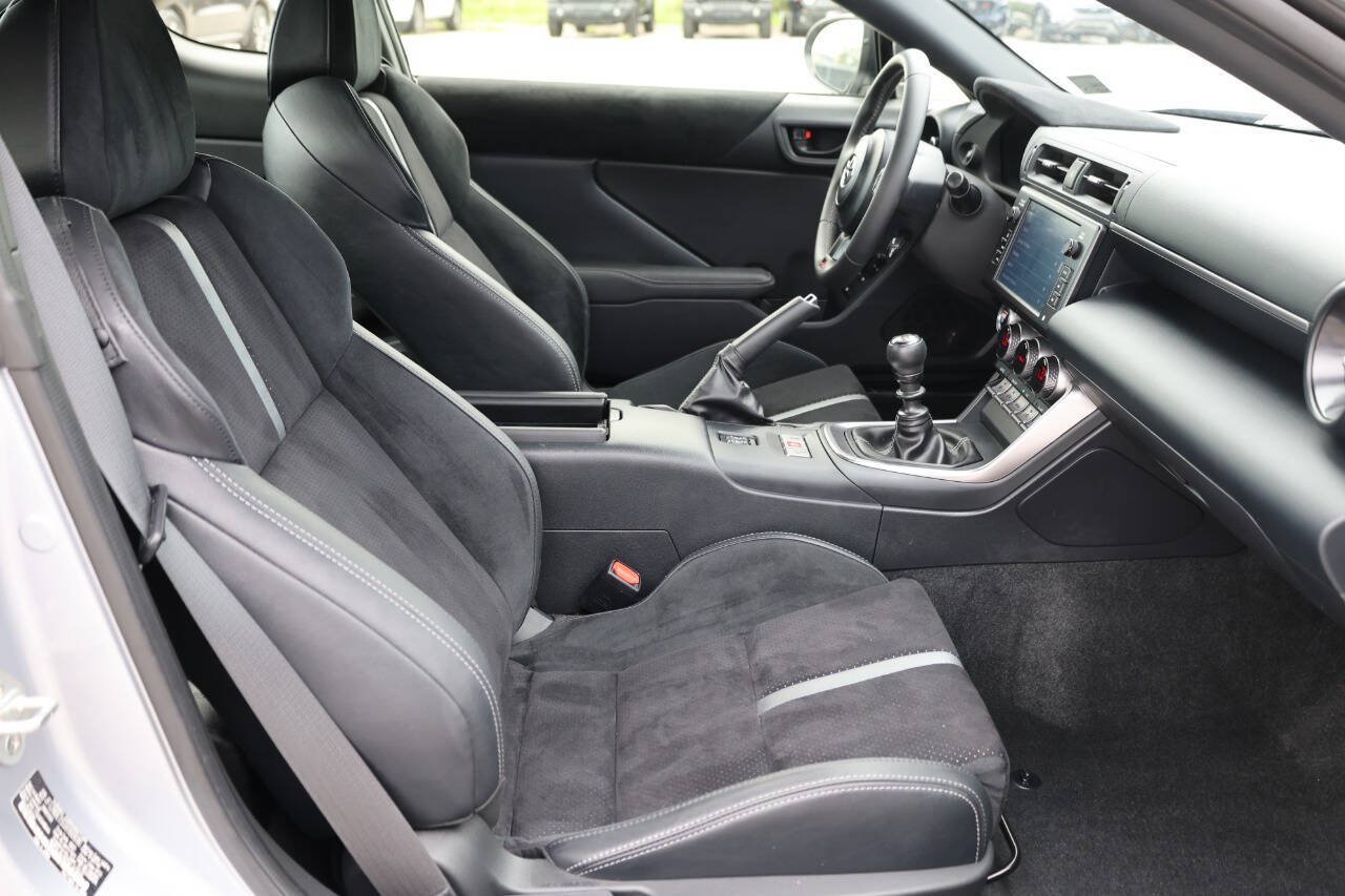 Used 2025 Toyota GR86 Premium w/ Performance Package RWD image 15