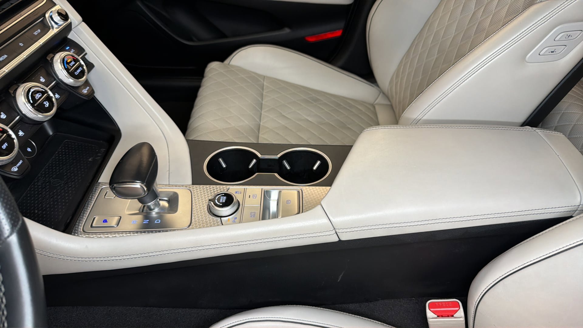 Used 2022 Genesis G70 3.3T image 25