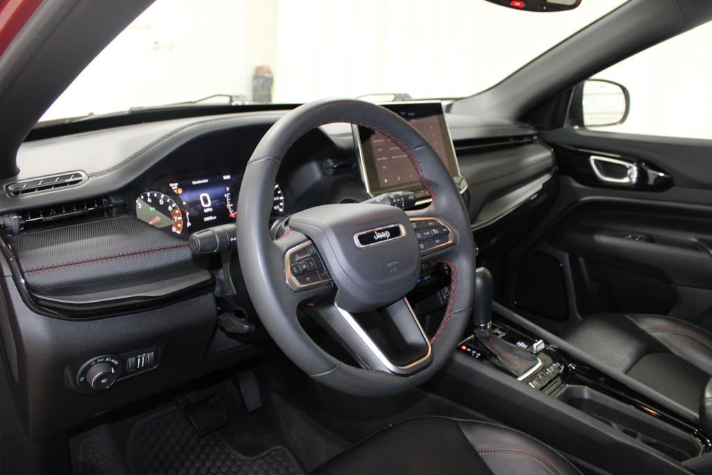 Used 2025 Jeep Compass Trailhawk AWD/4WD image 18