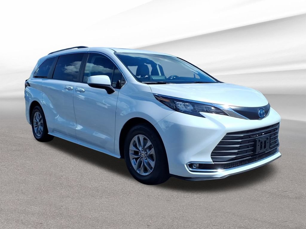 Used 2024 Toyota Sienna XLE FWD image 8