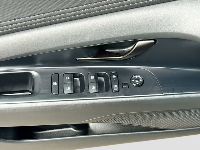 Certified 2025 Hyundai Elantra Sport FWD image 17