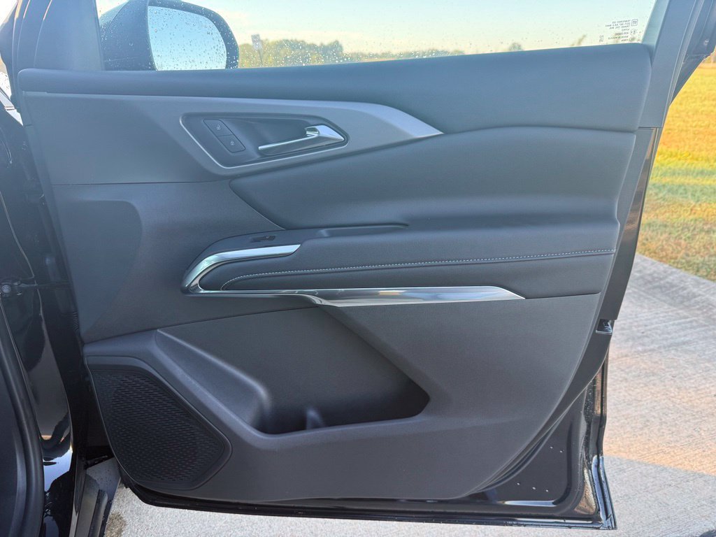 New 2027 Chevrolet Traverse LT w/ Midnight/Sport Edition FWD image 18