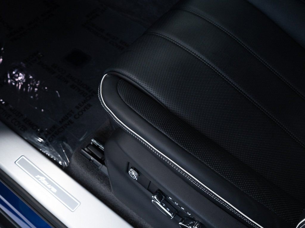 Used 2025 Bentley Bentayga Extended Wheelbase image 12