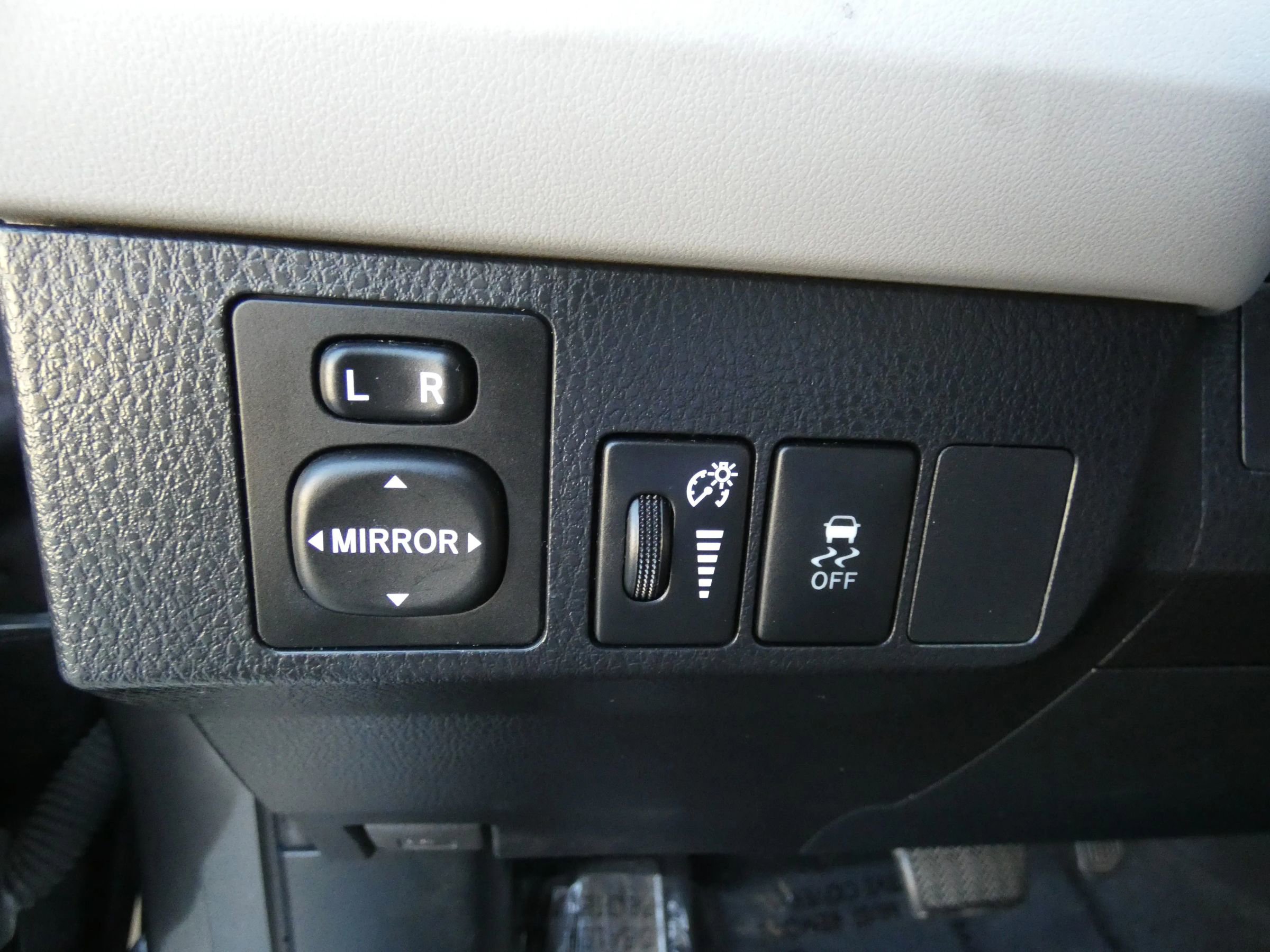 Used 2015 Toyota RAV4 LE image 67