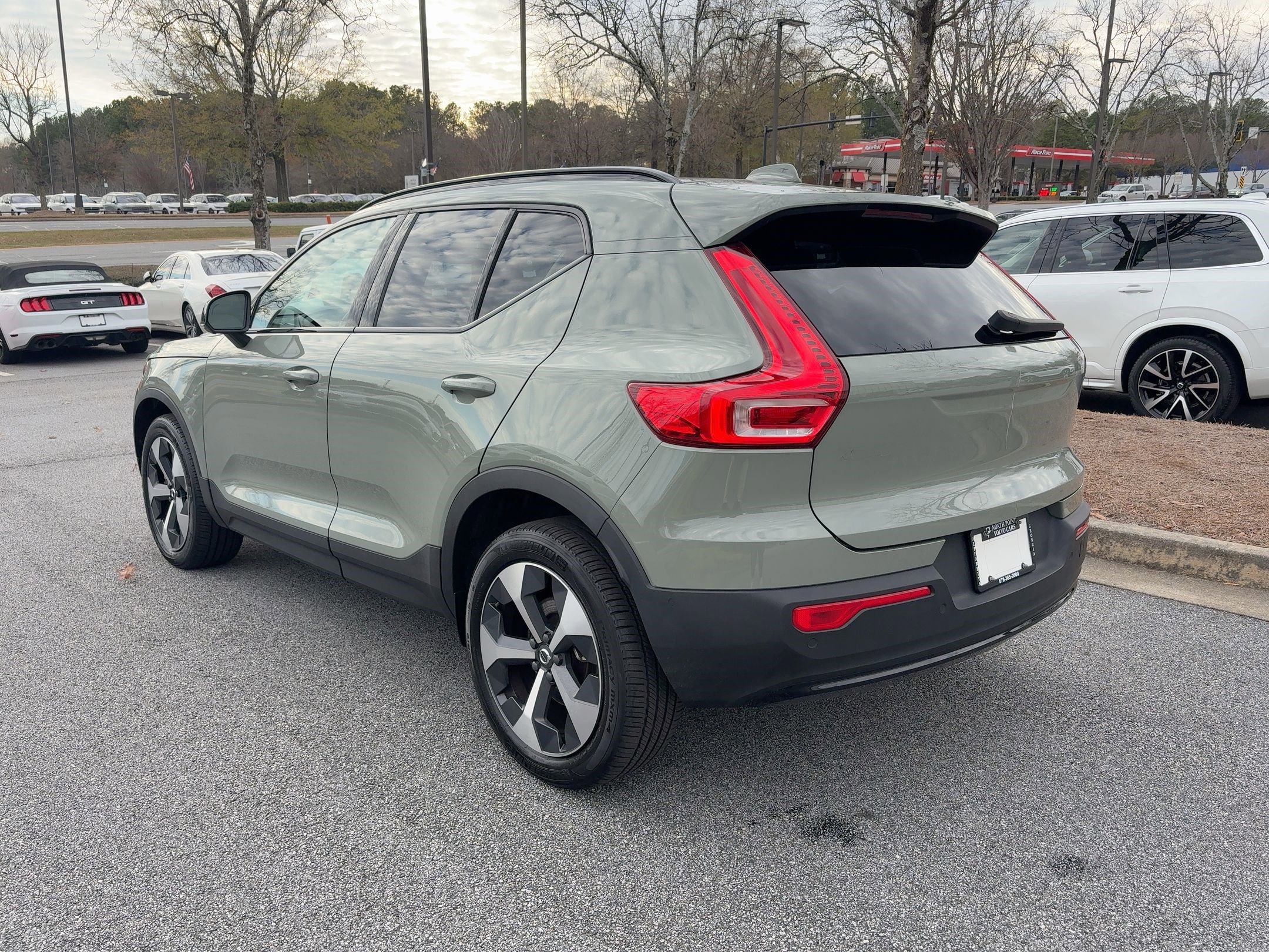 Used 2024 Volvo XC40 B5 Plus w/ Climate Package image 3