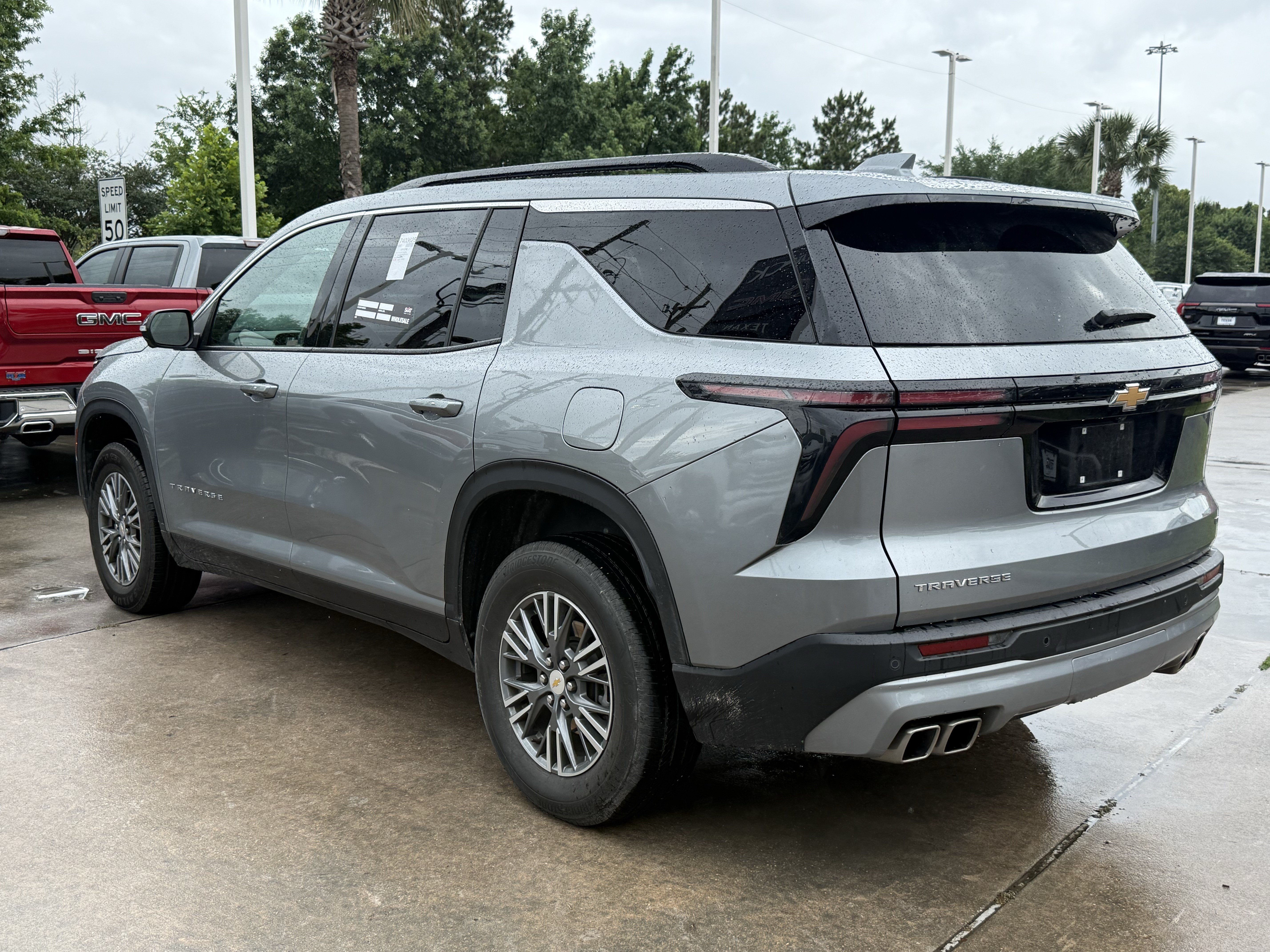 Used 2024 Chevrolet Traverse LT FWD image 7