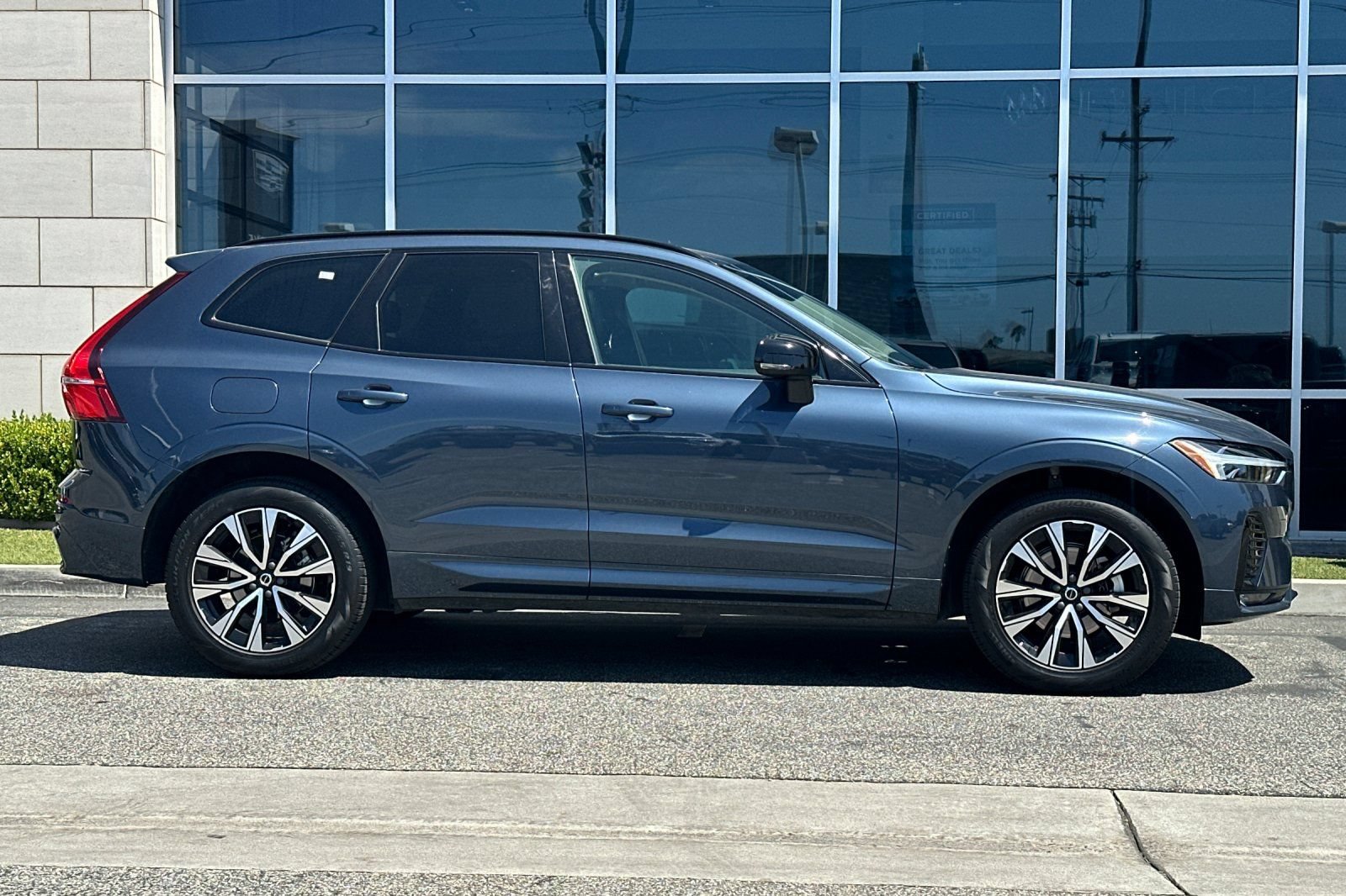 Used 2024 Volvo XC60 B5 Core AWD/4WD image 3