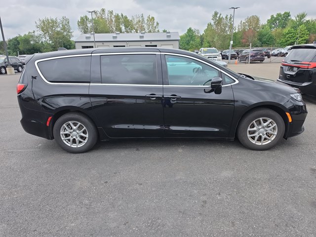 Used 2026 Chrysler Pacifica Select FWD image 2