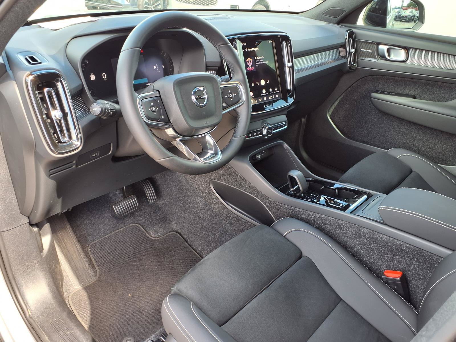 Certified 2025 Volvo XC40 B5 Ultra AWD/4WD image 21
